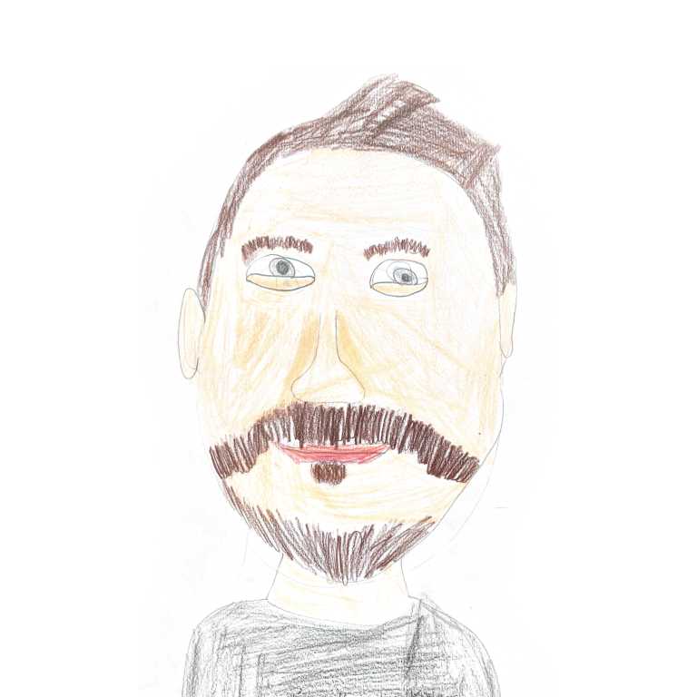 Maximilian Kastner Ein einfaches Porträt eines Mannes mit Bart, kurzen Haaren und einem grauen T-Shirt.