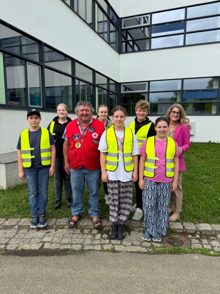 Gruppenfoto Sanitäter Gruppe von Menschen in gelben Warnwesten
