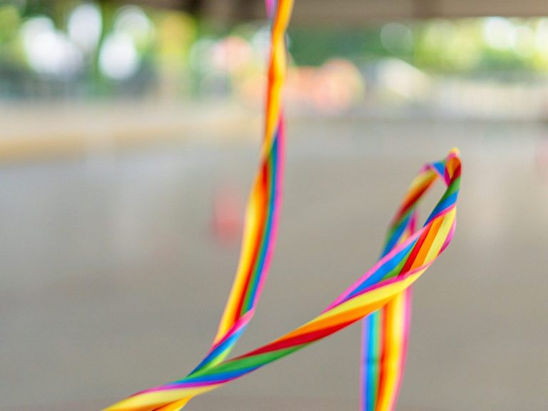 AG Impression Buntes Band in einer unscharfen Umgebung.