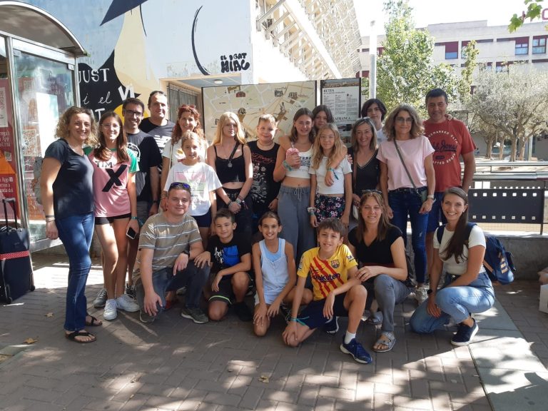 Erasmus+ Gruppenfoto Gruppe junger Menschen posiert gemeinsam auf einer sonnigen Straße.