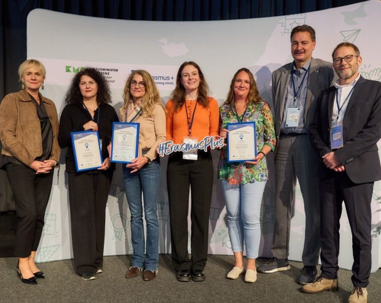 Mountainbike AG Ein Radfahrer absolviert einen Übungsparcours, um seine Fahrtechnik zu verbessern.