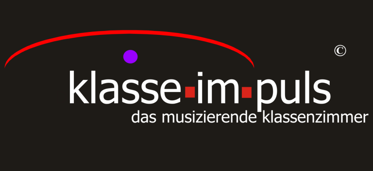 Bandklasse Schüler bei einer Musikaufführung mit verschiedenen Instrumenten in einer hellen Halle.