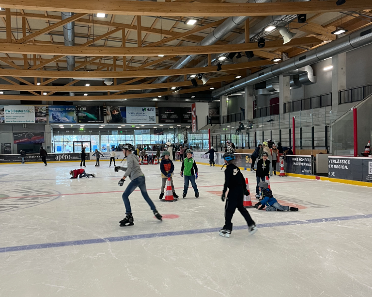 Mountainbike AG Ein Radfahrer absolviert einen Übungsparcours, um seine Fahrtechnik zu verbessern.