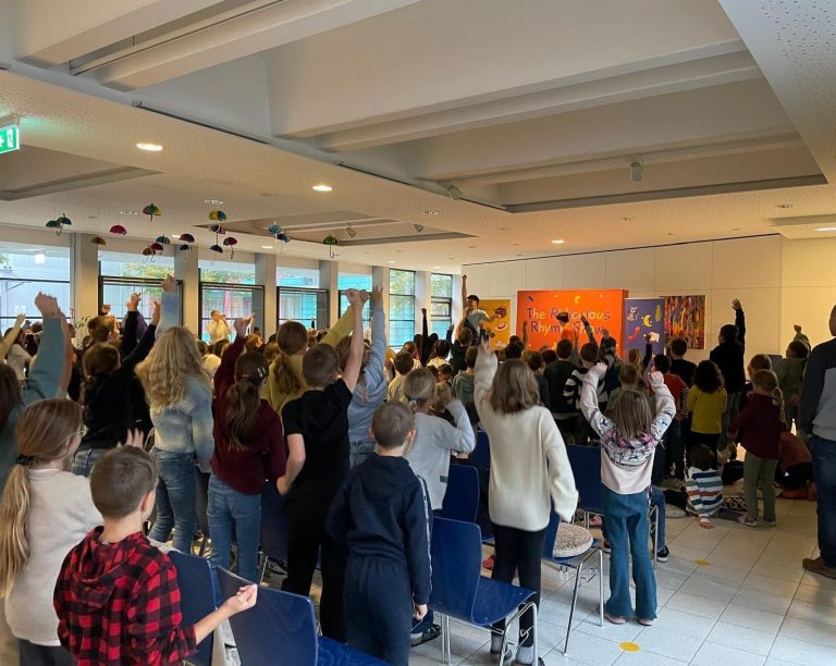 Mountainbike AG Ein Radfahrer absolviert einen Übungsparcours, um seine Fahrtechnik zu verbessern.