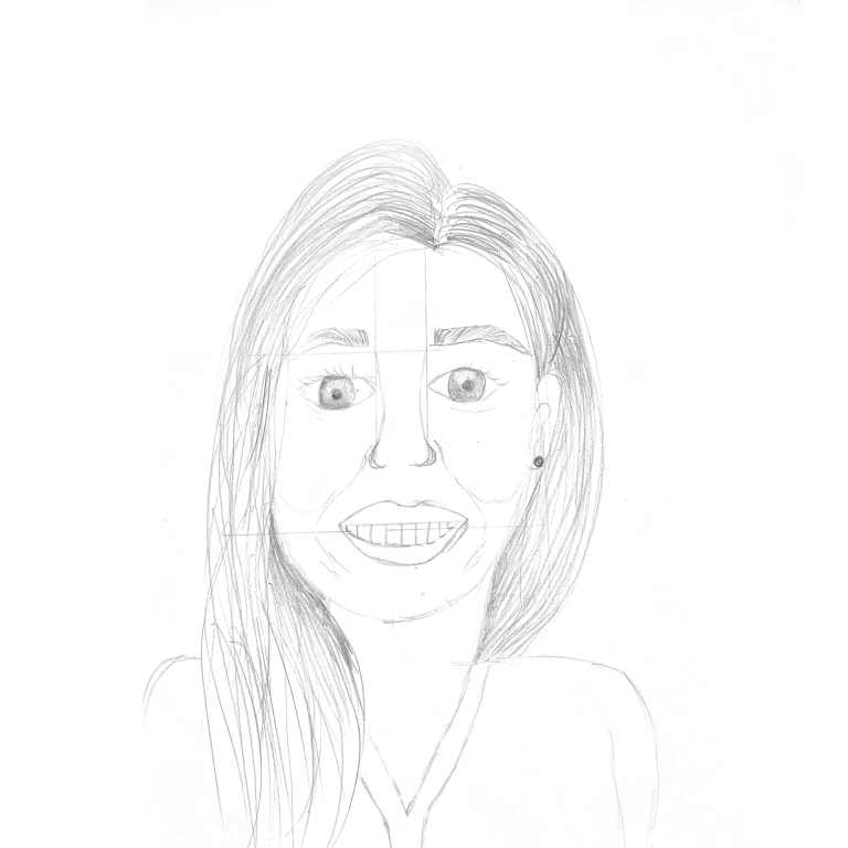 Prisca Kraus Lächelndes Porträt einer Frau mit langen Haaren und neutrale Kleidung.