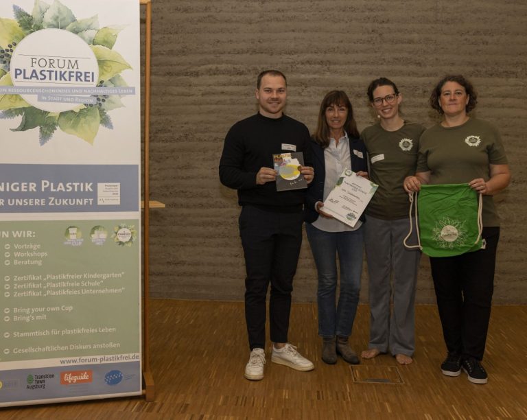 Mountainbike AG Ein Radfahrer absolviert einen Übungsparcours, um seine Fahrtechnik zu verbessern.