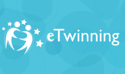eTwinning Logo von eTwinning mit stilisierten Figuren und Sternen auf hellblauem Hintergrund.