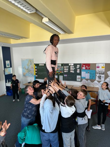 Eindrücke Erasmus+ Schüler bilden einen Menschenpyramide, eine Person steht oben auf den anderen.